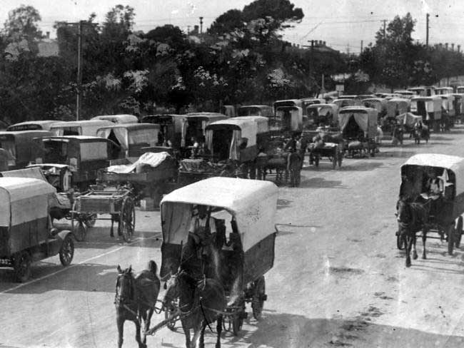Seller's horse-drawn buggies head down Grefell St to pick up fruit and vegetables suppies
to sell in the suburbs at the East End Market, 1929.